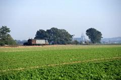 Ein Zug aus Kleve kurz vor Xanten im Düsterfeld