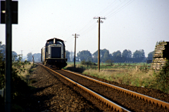 Bei Moyland erwischte Ludger Rodermond eine 212 mit ihrem Nahverkehrszug nach Xanten.