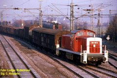 Eine 290 fährt mit einer Übergabe aus Millingen in den Bahnhof Rheinkamp ein