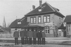 Belegschaft des Bahnhofs Marienbaum um 1930