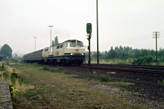 215 mit Vorspann im Bahnhof Xanten