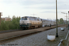 215 023 wartet frühmorgens in Xanten auf Reisende.