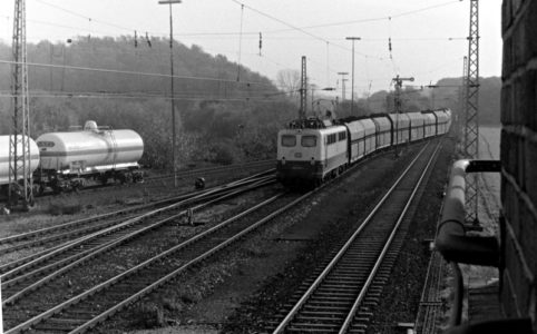 140 401 fährt mit ihrem Kohlenzug in den Bahnhof Millingen (Rheinland) ein.