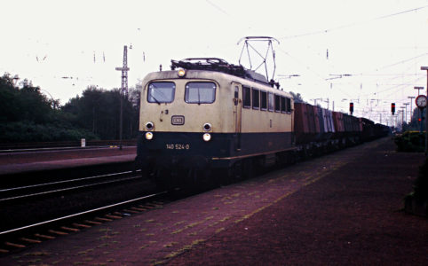 140 524 durchfährt den Bahnhof Rheinhausen.