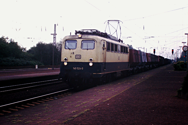 140 524 durchfährt den Bahnhof Rheinhausen.