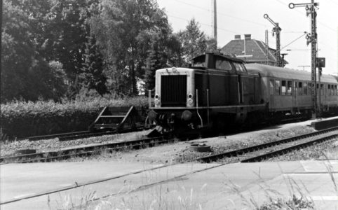 Eine 212 macht sich in Millingen auf den Weg nach Rheinberg