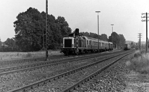 212 verlässt Xanten mit einem Nahverkehrszug nach Kleve