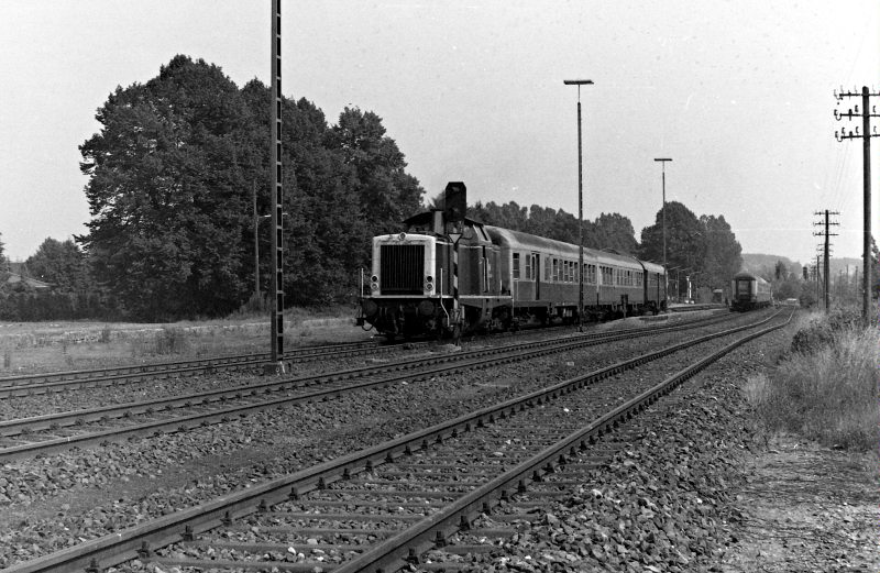 212 verlässt Xanten mit einem Nahverkehrszug nach Kleve