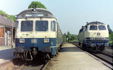 Eine Diesellok der Baureihe 215 umfährt die Wagen des N 8930.