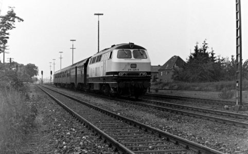 215 025 fährt aus Kleve kommend in Xanten ein.