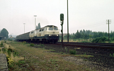 215 mit Vorspann im Bahnhof Xanten