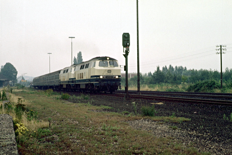 215 mit Vorspann im Bahnhof Xanten