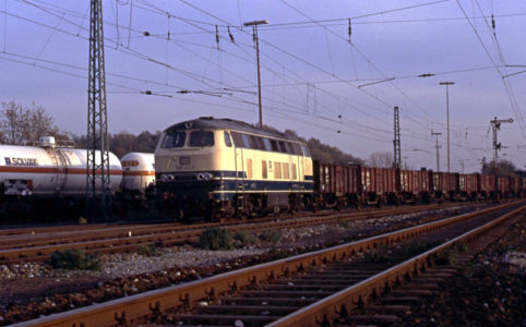 216 012 fährt in Millingen ein