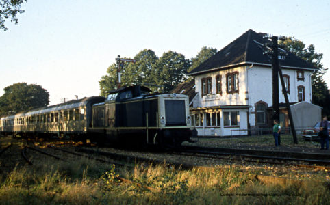 Ein Nahverkehrszug von Duisburg nach Kleve fährt in den Bahnhof Marienbaum ein.