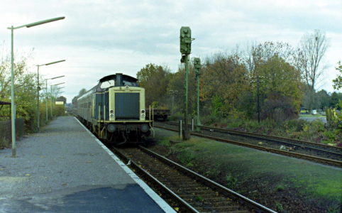 212 mit Nahverkehrszug aus Xanten in Alpen 1991