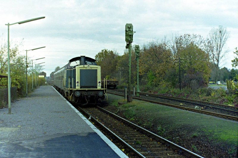 212 mit Nahverkehrszug aus Xanten in Alpen 1991