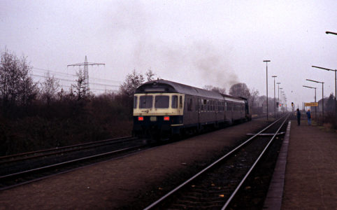 Ein Nahverkehrszug macht sich in Xanten auf den Weg nach Kleve.