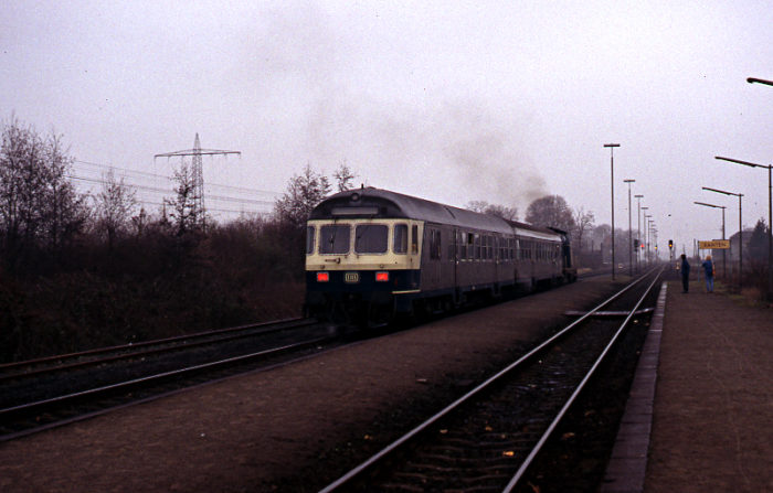 Ein Nahverkehrszug macht sich in Xanten auf den Weg nach Kleve.